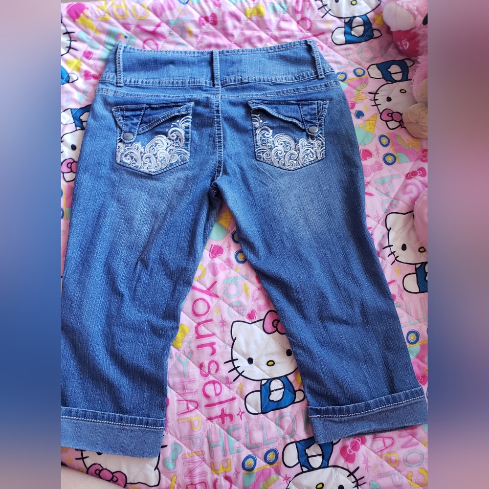 No Boundaries Capri Jeans